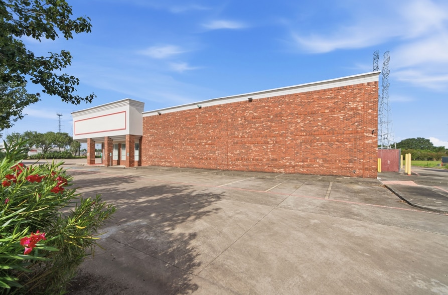 More Photos Of 2700 W Main St, League City Drugstore For Sale