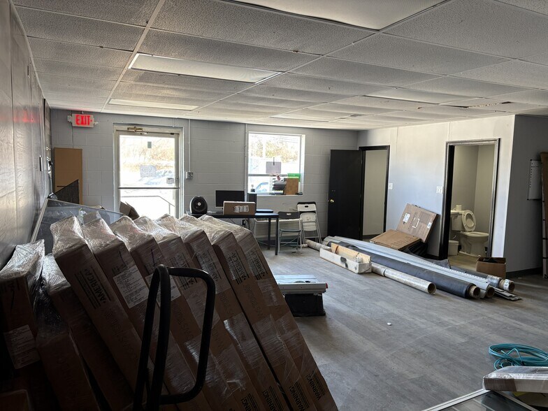 More Photos Of 1000 E Industrial Park Dr, Manchester Service For Lease