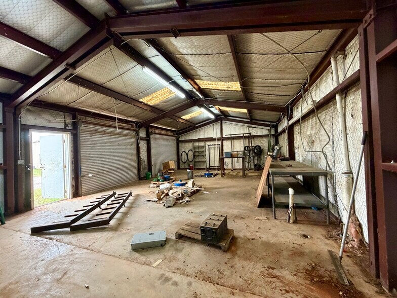 More Photos Of 2000 E Murchison St, Palestine Light Manufacturing For Sale
