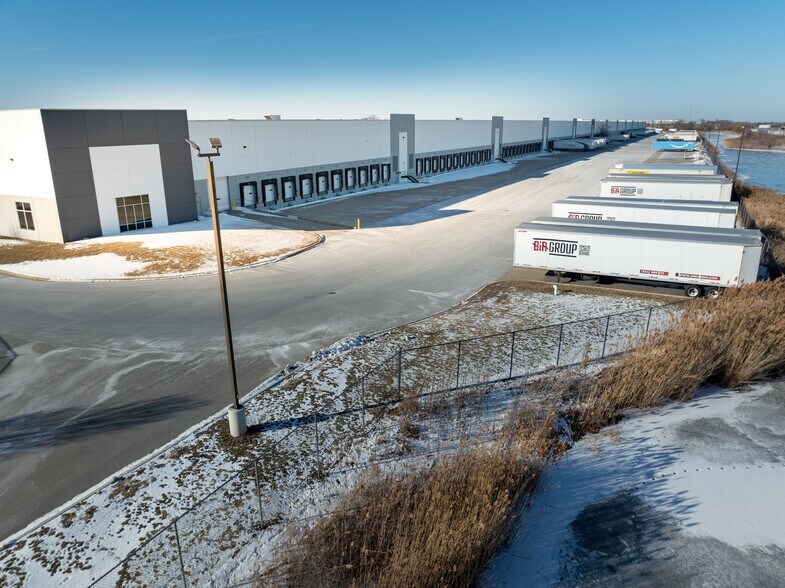 More Photos Of 701 Central Ave, University Park Distribution For Lease