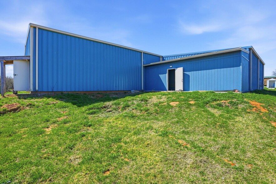 More Photos Of 17052 NE North Dr, Fletcher Flex For Sale