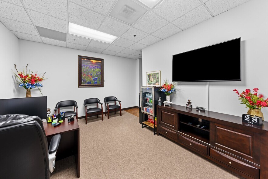 More Photos Of 222 S Sidney Baker St, Kerrville Office For Sale