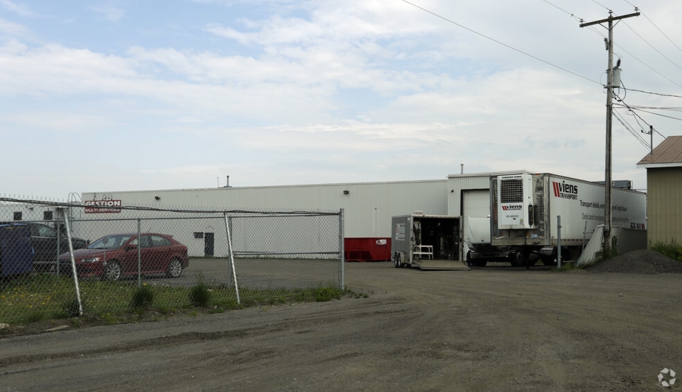 Primary Photo Of 1065 Av des Perron, Laval Warehouse For Lease