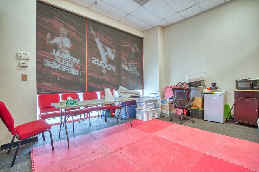 More Photos Of 305-325 Waneka Pky, Lafayette General Retail For Lease