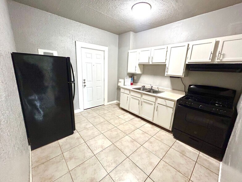 More Photos Of 1409 W Woodlawn Ave, San Antonio Apartments For Sale