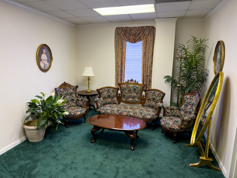 More Photos Of 634 Main St, Forest Park Flex For Sale