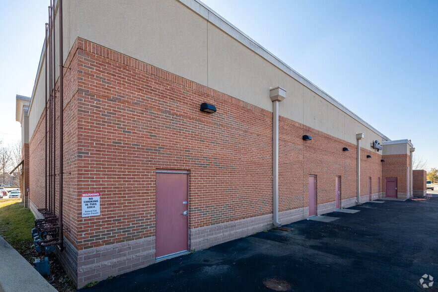 More Photos Of 12911 Shelbyville Rd, Louisville Freestanding For Lease