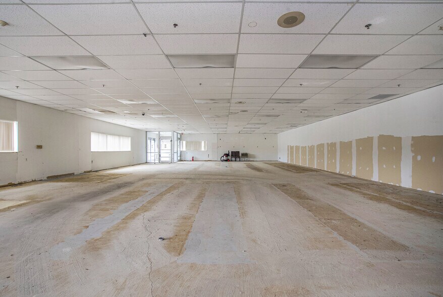 More Photos Of 24100 Meadowbrook Rd, Novi Storefront For Sale