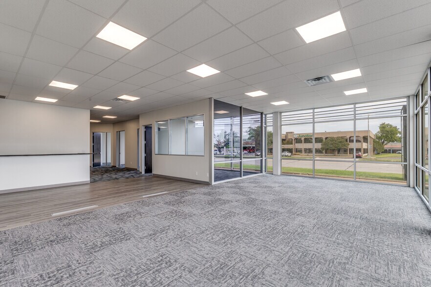 Primary Photo Of 2824 Valley View Ln, Farmers Branch Medical For Lease