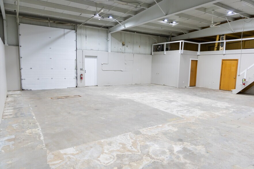 More Photos Of 1405 Lake Lansing Rd, Lansing Warehouse For Lease