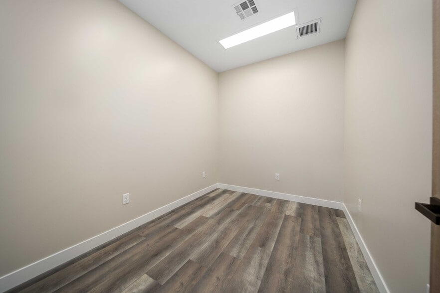 More Photos Of 465 E Palmdale Blvd, Palmdale Loft Creative Space For Lease