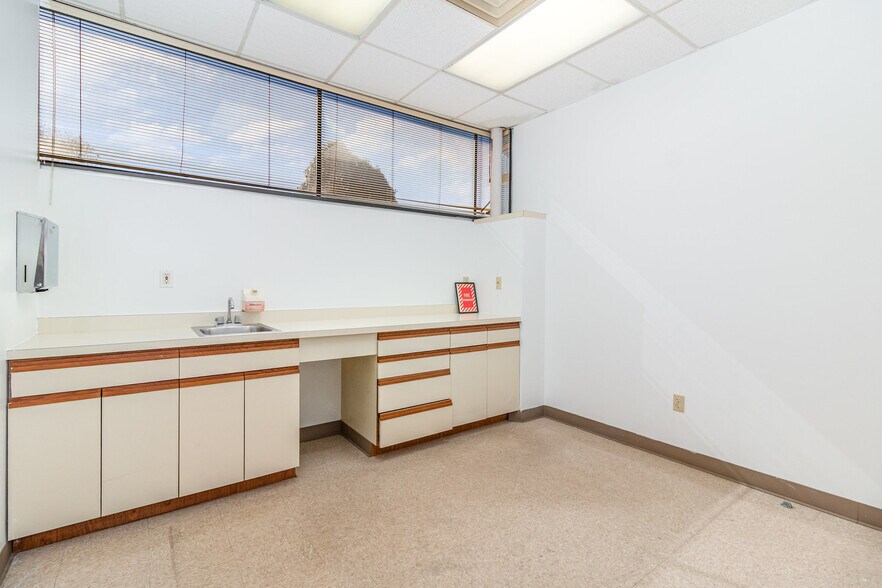 More Photos Of 10196 Springfield Pike, Cincinnati Medical For Sale