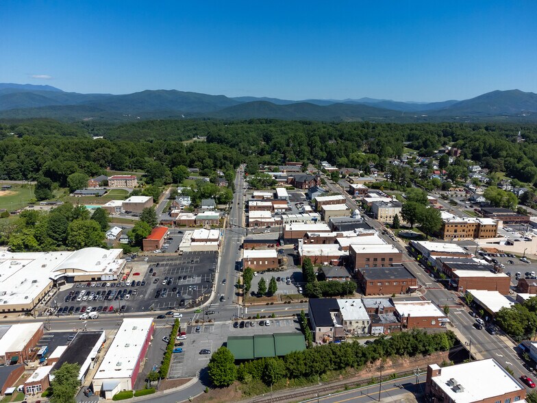 More Photos Of 34 N Logan St, Marion General Retail For Lease