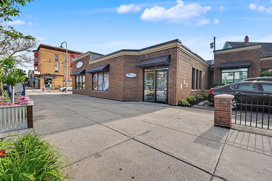 More Photos Of 932 Elmwood Ave, Buffalo Flex For Sale