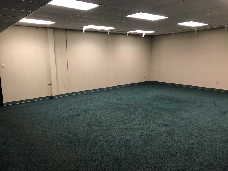 More Photos Of 6000 Yorktown Blvd, Corpus Christi Distribution For Lease