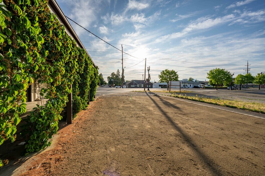 More Photos Of 211 Front St, Central Point General Retail For Sale