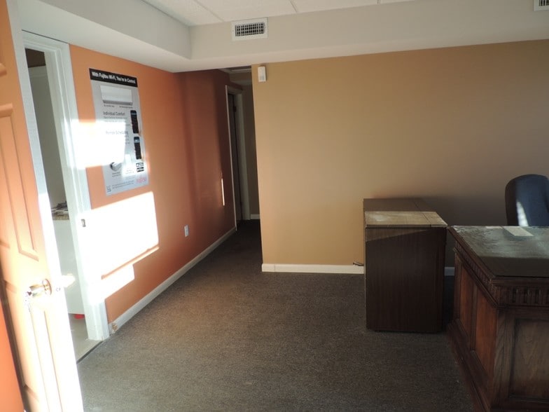 More Photos Of 5200-5300 Minnick Rd, Laurel Light Distribution For Lease