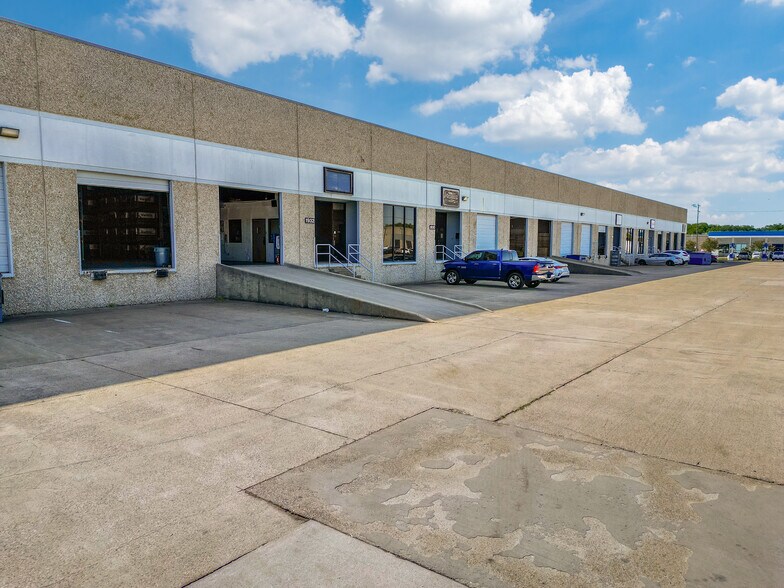 More Photos Of 1922-1938 N Great Southwest Pky, Grand Prairie Distribution For Lease