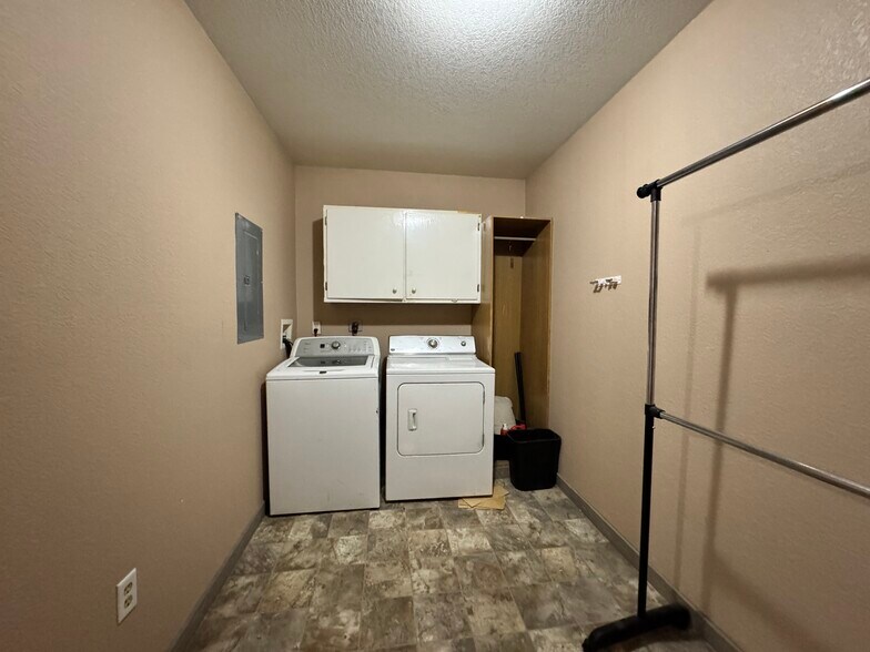More Photos Of 1550 Missouri Valley Rd, Riverton Restaurant For Sale