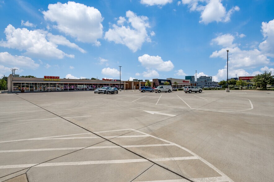 More Photos Of 930-1000 W Airport Fwy, Irving Health Club For Lease