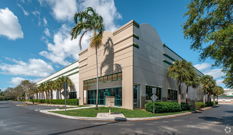 More Photos Of 3951-4049 SW 30th Ave, Fort Lauderdale Warehouse For Lease
