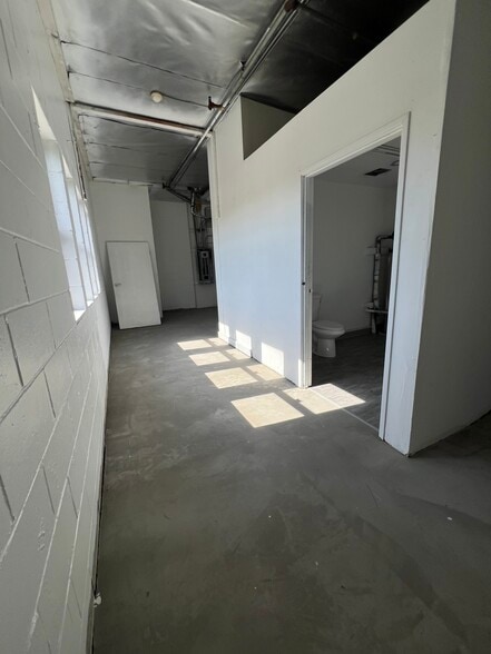 More Photos Of 911 W C St, Wilmington Warehouse For Lease