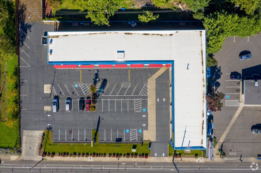 More Photos Of 18061-18081 SE Division St, Portland Auto Repair For Lease