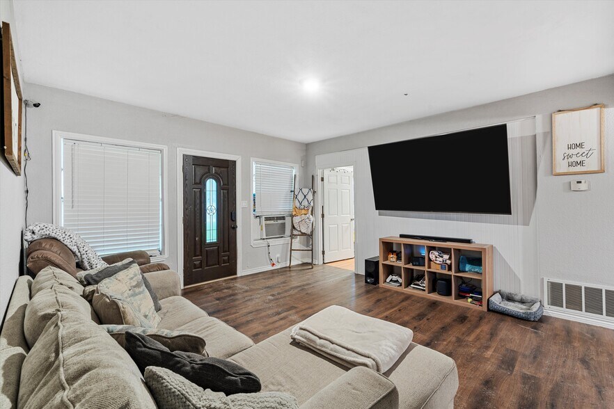 More Photos Of 1020 E Jefferson Ave, Whitney Light Distribution For Sale