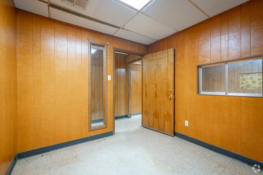 More Photos Of 1305 W Jackson Ave, Pasadena Manufacturing For Lease