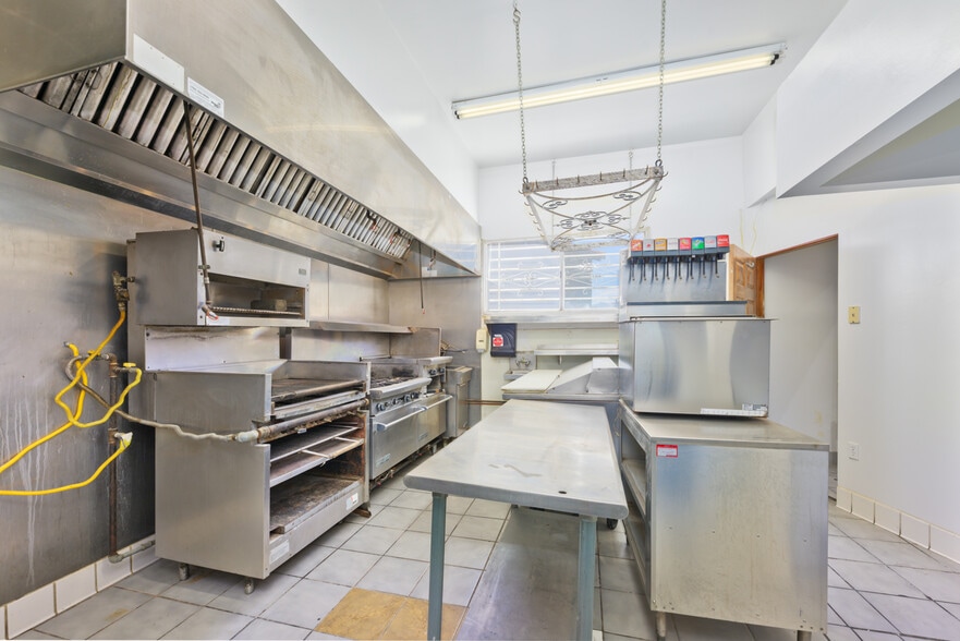 More Photos Of 2330 N Palm Canyon Dr, Palm Springs Hotel For Sale