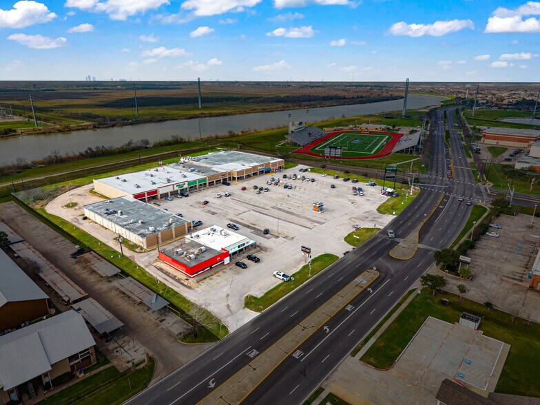More Photos Of 301-327 S Brazosport Blvd, Freeport Storefront For Lease