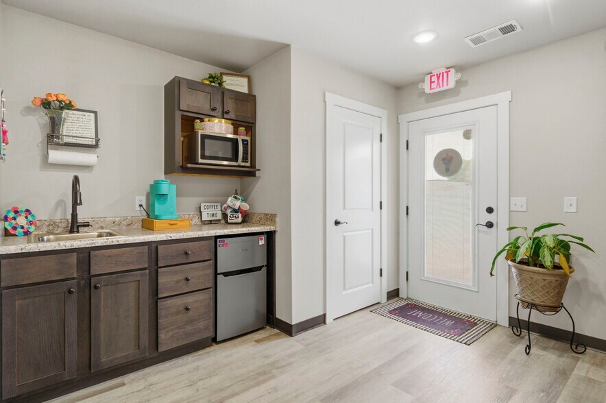 More Photos Of 2611 E Heritage Pky, Farmington Office For Sale