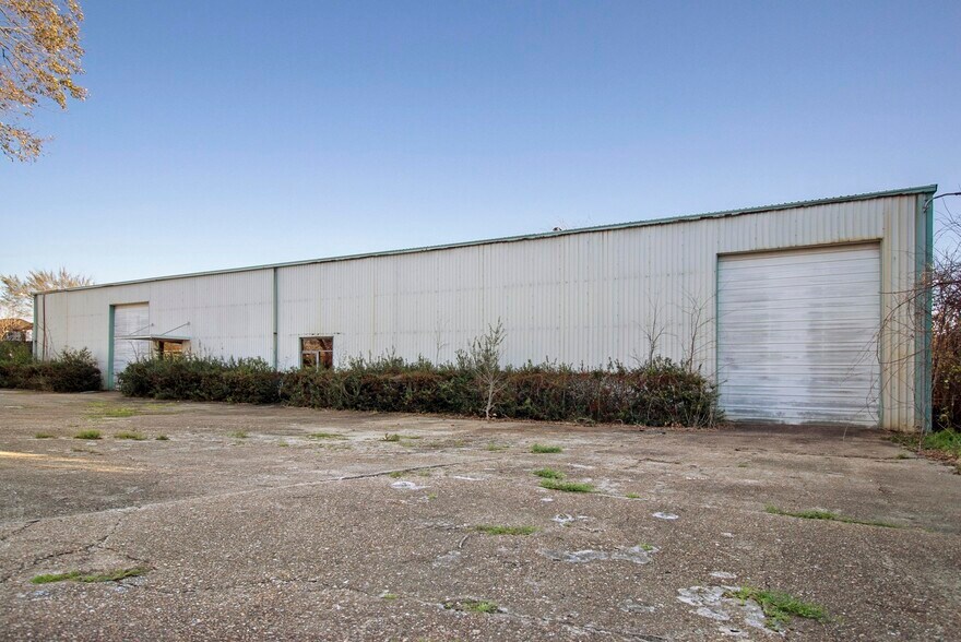 More Photos Of 911 Fisher St, Houston Warehouse For Lease