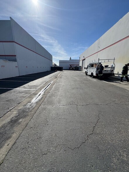 More Photos Of 2906 E Coronado St, Anaheim Warehouse For Lease
