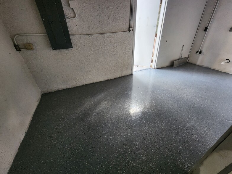 More Photos Of 284 S Center St, Pierson Auto Repair For Lease
