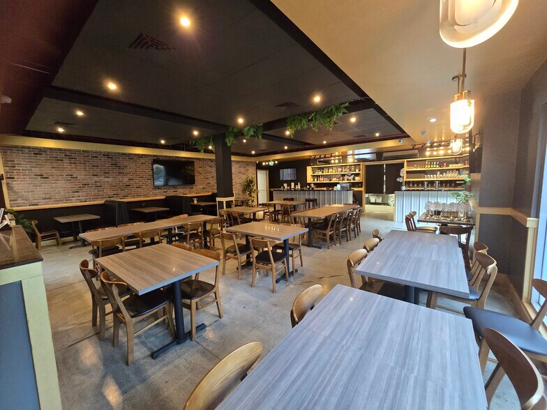 More Photos Of 401 Kamakee St, Honolulu Office For Lease