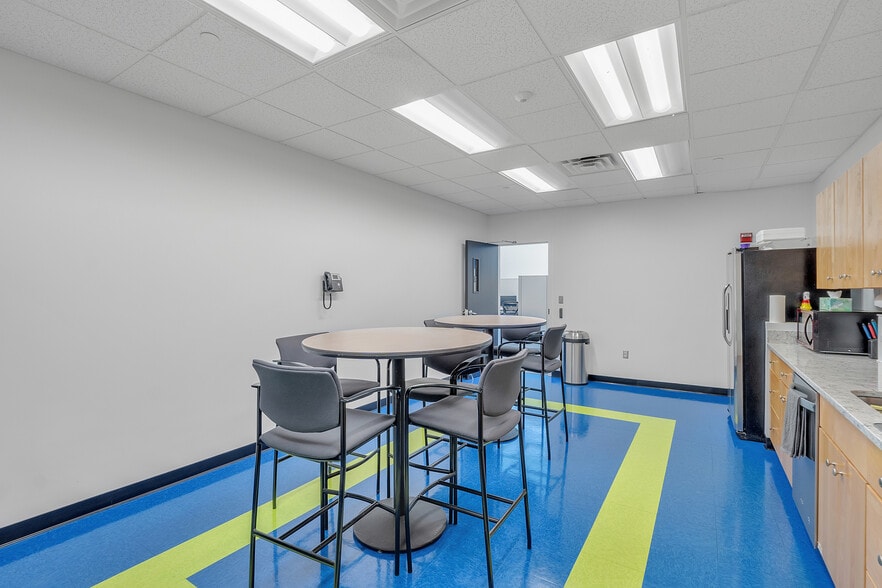 More Photos Of 45 Bartlett St, Marlborough Light Manufacturing For Lease