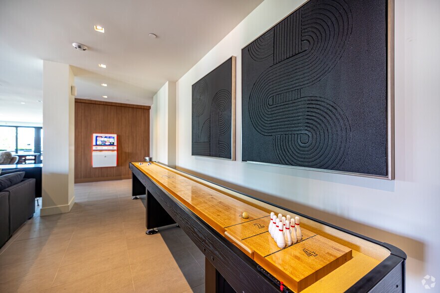 More Photos Of 21010 Erwin St, Woodland Hills Apartments For Lease