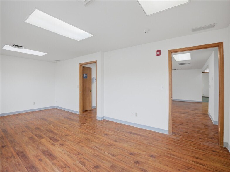 More Photos Of 950-960 Uglow Ave SE, Dallas Medical For Sale