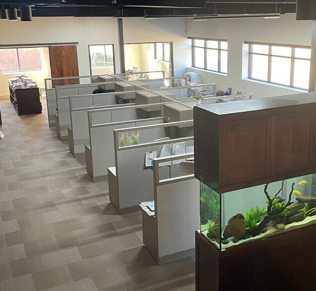 More Photos Of 1330 Turtle Creek Blvd, Dallas Distribution For Lease