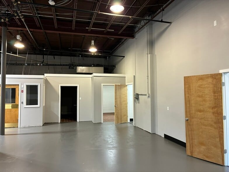 More Photos Of 4 Railroad Ave, Wakefield Flex For Lease
