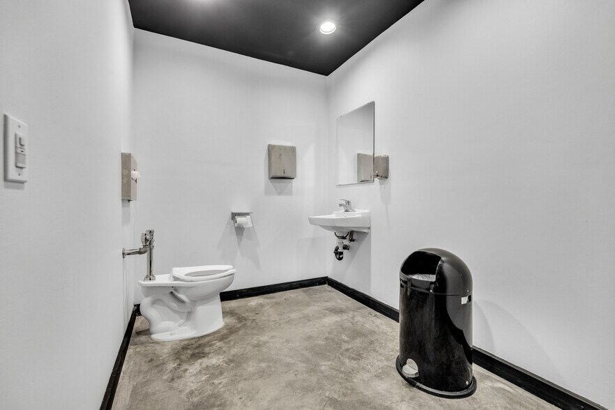 More Photos Of 5008 Venice Blvd, Los Angeles Loft Creative Space For Lease