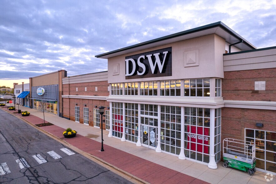 More Photos Of 1800-2124 S Randall Rd, Algonquin Storefront For Lease