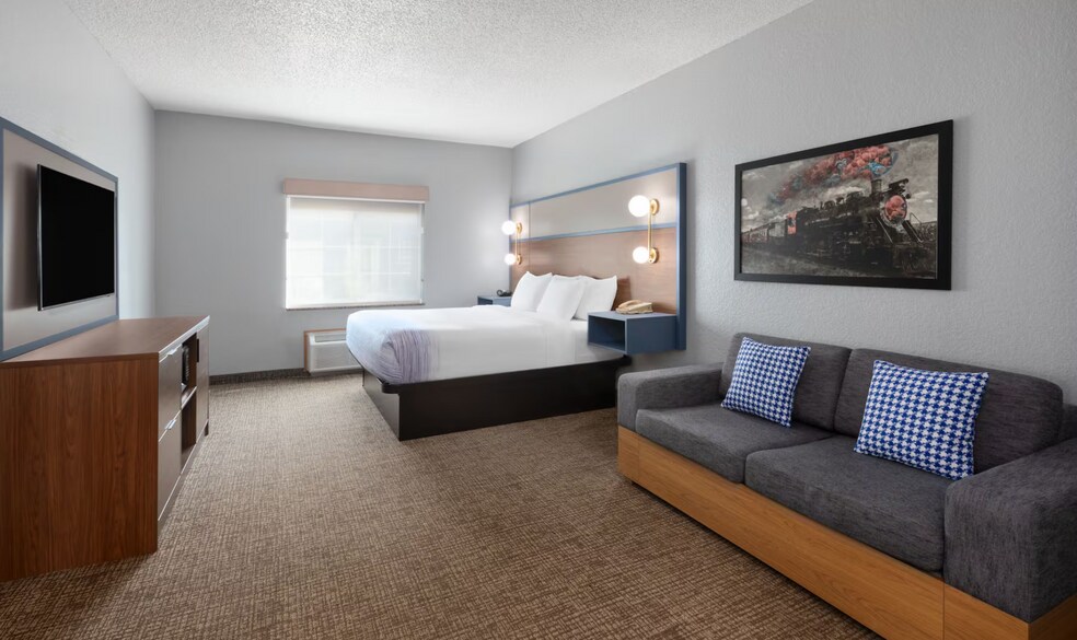 More Photos Of 2210 West St S, Grinnell Hotel For Sale