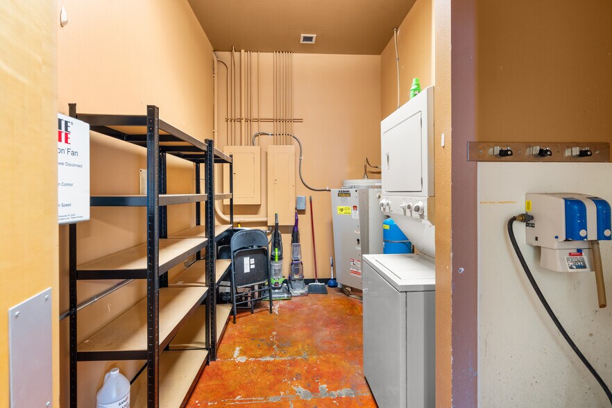 More Photos Of 304-350 NE Agness Ave, Grants Pass Unknown For Lease