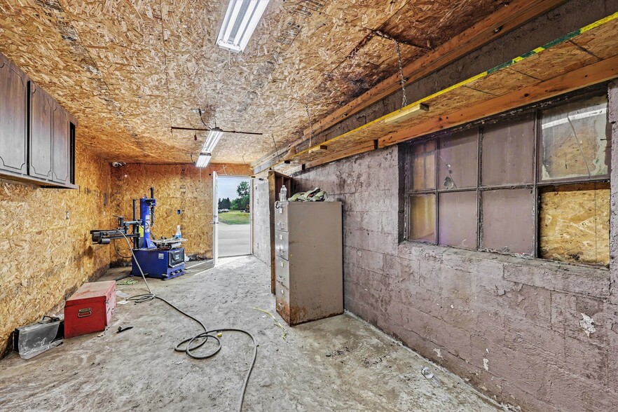 More Photos Of 2610 Imlay City Rd, Lapeer Auto Repair For Sale