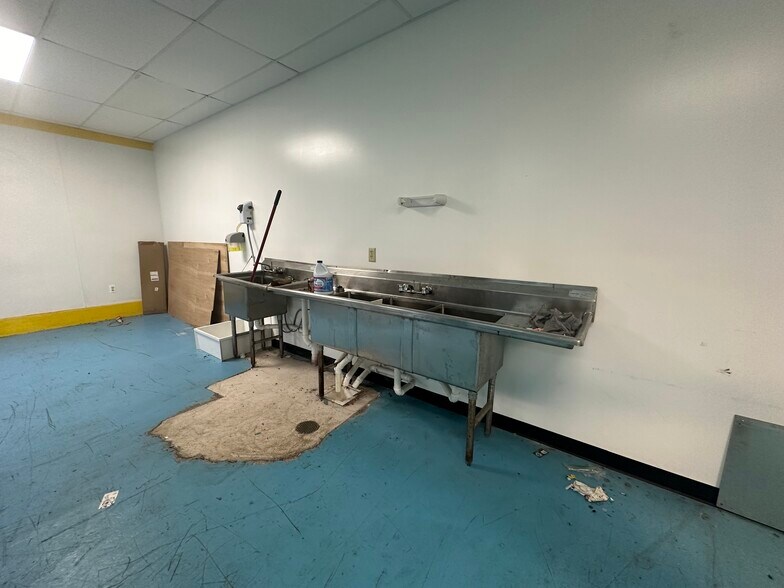 More Photos Of 314 Lakeside Rd, Solvay Light Distribution For Sale
