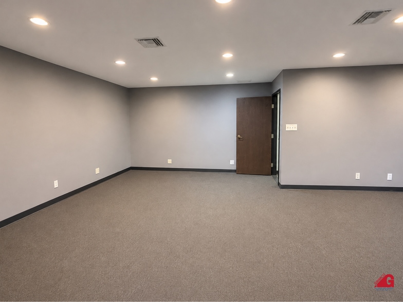 More Photos Of 21710-21730 Lassen St, Chatsworth Manufacturing For Lease