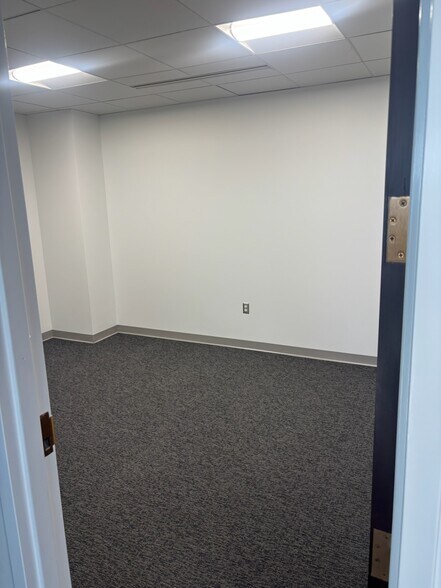 More Photos Of 750 Holiday Dr, Pittsburgh Office Residential For Lease