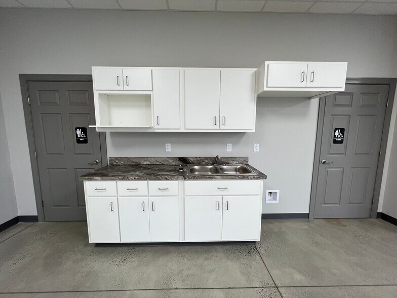 More Photos Of 192 Oakland Pky, Leesburg Office For Lease